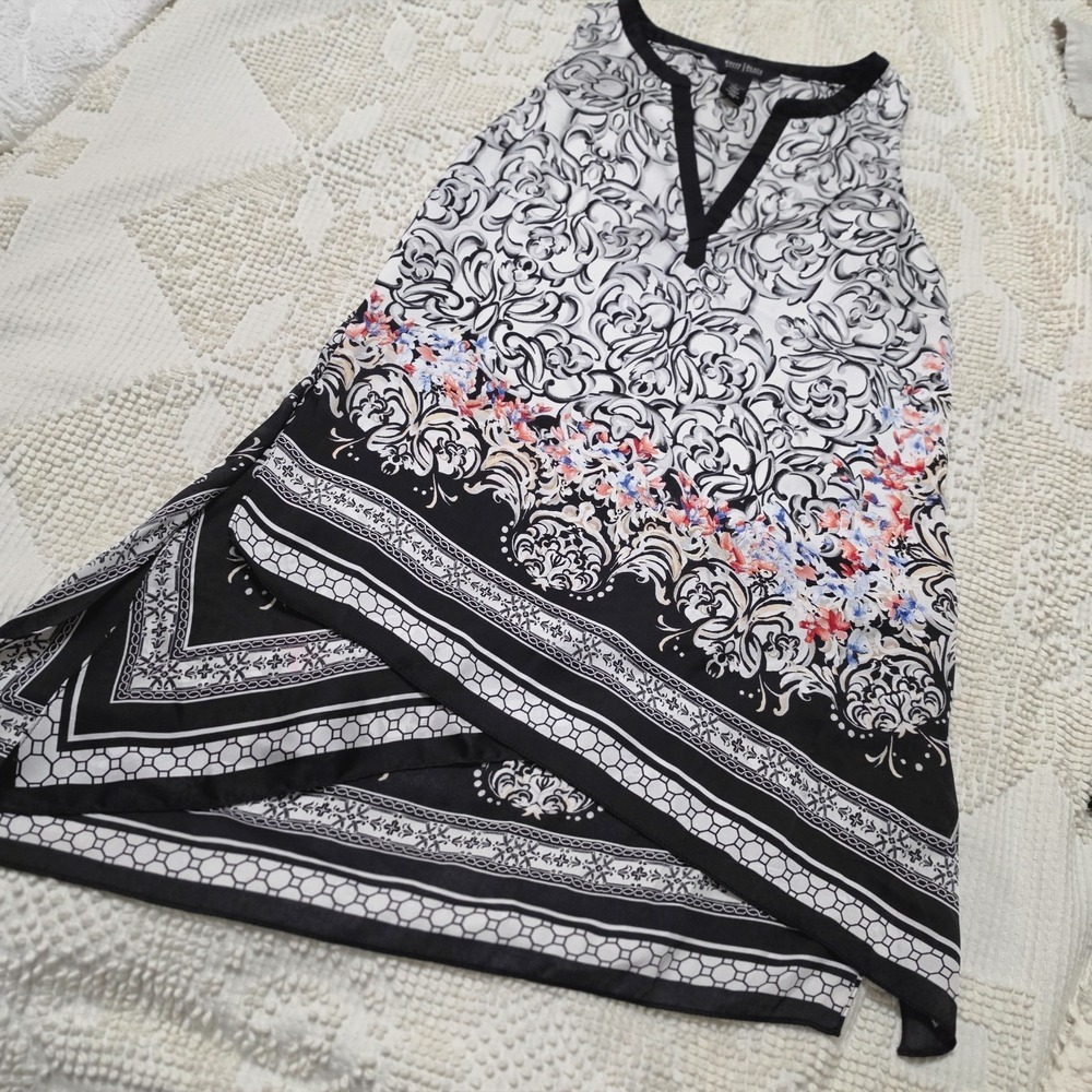 White House Black Market Womens asymetrical sleeveless top with pink accent Sz 6